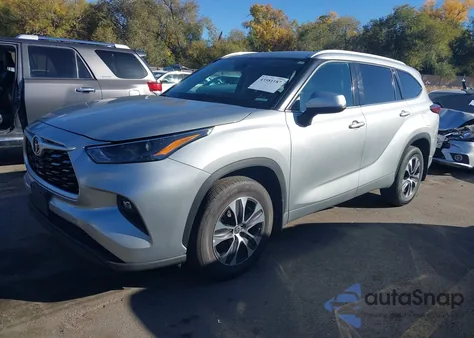 2022 Toyota Highlander Xle z USA, uszkodzony, nr VIN 5TDGZRBH9NS582955